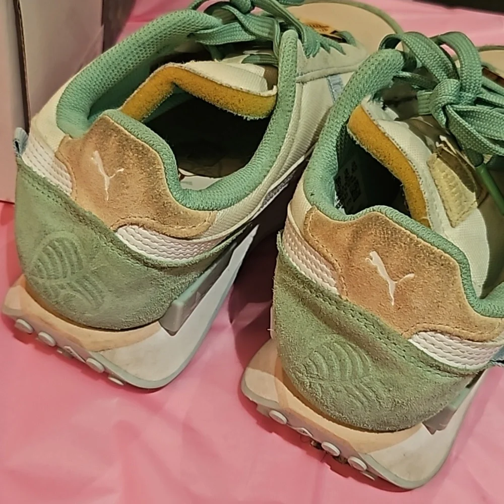 💯Auth PUMA x Animal Crossing™: New Horizons Future Rider Junior Size 5 S - Picture 5 of 11